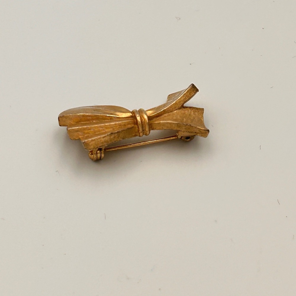 Vintage Gold Tone Bow Brooch Small Ribbon Lapel Pin Textured Finish Accessory - Picture 3 of 8